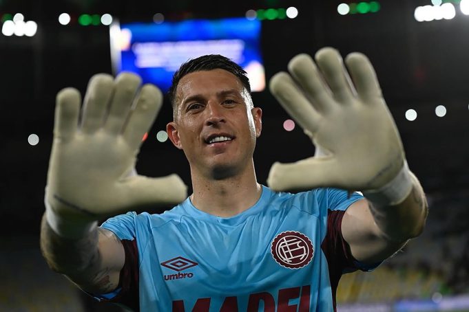 Manejó un taxi, pensó en el retiro y fue el héroe de Lanús campeón de la Sudamericana: la historia de superación de Nahuel Losada