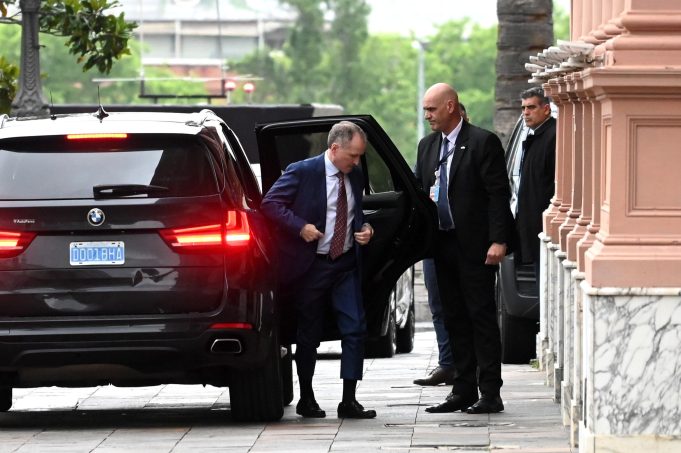 Milei recibe al nuevo embajador de los Estados Unidos, Peter Lamelas, antes de viajar a Miami y Nueva York