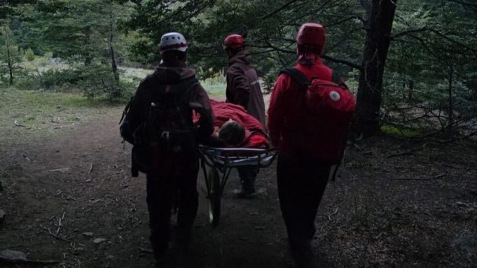 Rescataron a un andinista en el volcán Lanín tras caer en una zona de hielo y precipicios
