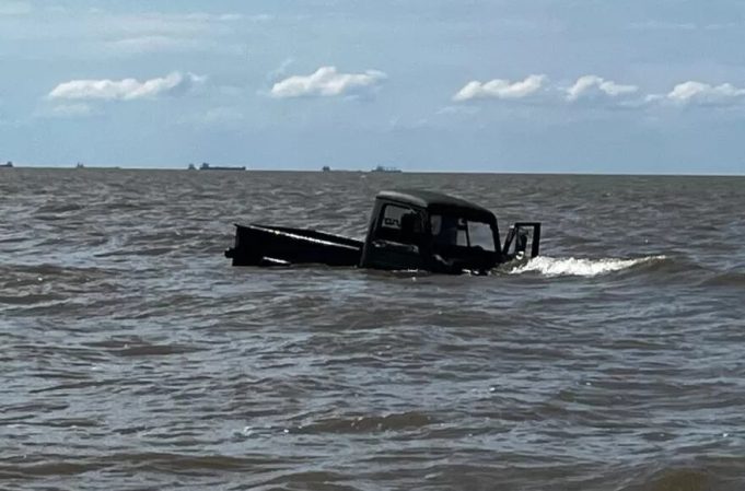 Se metieron con su camioneta al Río de la Plata, quedaron atascados y el agua tapó el vehículo: salieron nadando