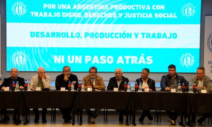 Tensión en el congreso de la CGT: por presión de Barrionuevo y sus aliados, se vota si habrá triunvirato o un solo líder