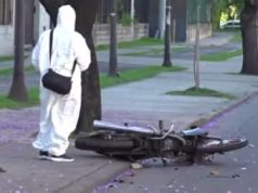 Tragedia en el barrio porteño de Barracas: un motociclista de 19 años chocó contra un árbol y murió en el acto
