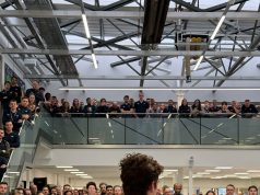 “Un equipo”: Franco Colapinto visitó la fábrica de Alpine para hablar con los empleados