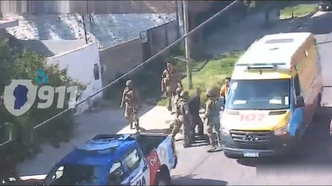 Un hombre atacó a golpes a su pareja y se atrincheró en una habitación con un cuchillo