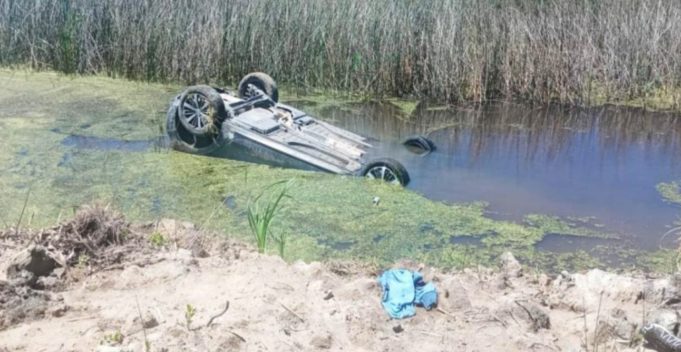 Un hombre robó un auto en Santa Teresita, escapó y en la persecución volcó en un canal de la Ruta Provincial 11