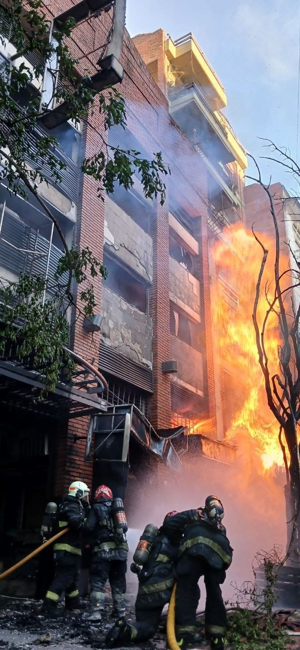 Una fuga de gas provocó un incendio con llamas de 12 metros en Caballito: un hombre resultó con quemaduras