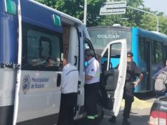 Una joven murió atropellada por un colectivo en Rosario cuando un conductor abrió la puerta del auto y la empujó