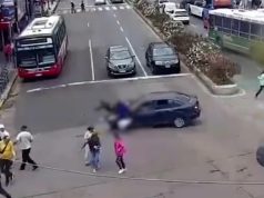 Video: manejaba en ojotas, perdió el control de su auto y atropelló a tres mujeres que cruzaban la calle
