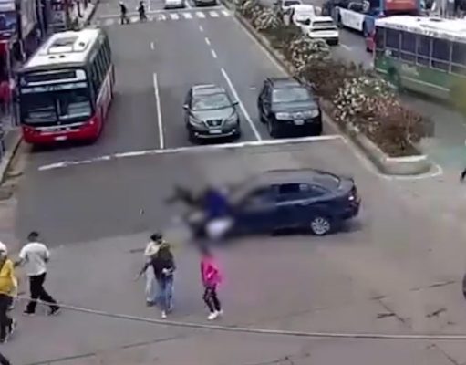 Video: manejaba en ojotas, perdió el control de su auto y atropelló a tres mujeres que cruzaban la calle
