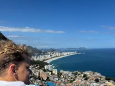 Videos y fotos de las extravagantes vacaciones de Paul Aron en Brasil: recorrió una favela en moto y jugó con monos