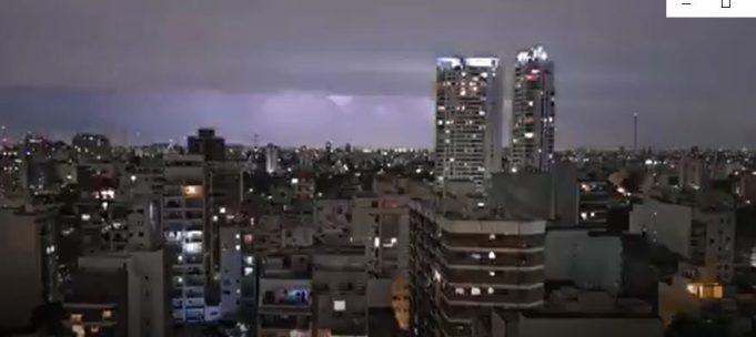Viento, lluvia y una intensa actividad eléctrica: así comenzó a sentirse la tormenta en el AMBA